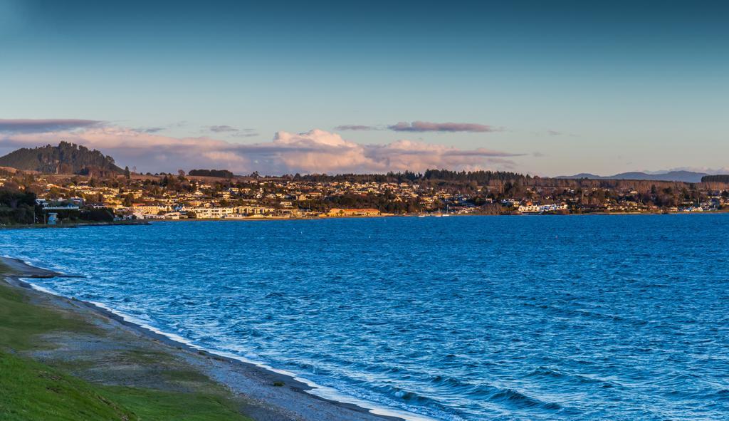 Twin Peaks Lakeside Inn Taupo Exterior foto