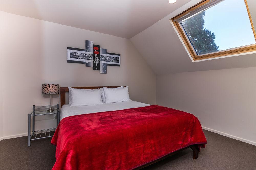Twin Peaks Lakeside Inn Taupo Exterior foto